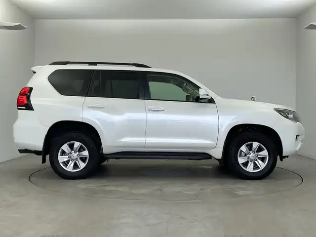 トヨタ ランドクルーザー プラド TX Lパッケージ 新潟県 2023(令5)年 1.1万km ホワイトパールクリスタルシャイン 4WD/寒冷地仕様/サンルーフ/7人乗り/純正メモリナビ【NSCN-W68】/　ワンセグTV/Bluetooth/CD/レーダークルーズコントロール/衝突被害軽減ブレーキ/レーンキープアシスト/前後コーナーセンサー/レザーシート/前席パワーシート/前席シートヒーター/前席エアシート/バックモニター/ビルトインETC/オートマチックハイビーム/LEDヘッドライト/横滑り防止装置/オートライト/レザーステアリング/ステアリングスイッチ/禁煙車