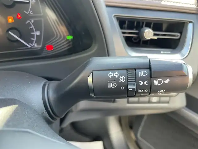 レクサス ＵＸ 250h 熊本県 2020(令2)年 5.2万km ソニックチタニウム 純正メーカーOPナビDTV/・CD/DVD/BT/USB/SD/AUX/フルセグ/全周囲カメラ/ETC/LEライト/・オートライト/・オートＨビーム/フォグ/革シート/・前席メモリ付きパワーシート/・シートヒーター/電動リアゲート/純正17インチアルミホイール/ステアリングリモコン/トヨタセーフティセンス/・ＰＣＳ/・ＢＳＭ/スマートキー/スペアキー×２/保証書・取説有り