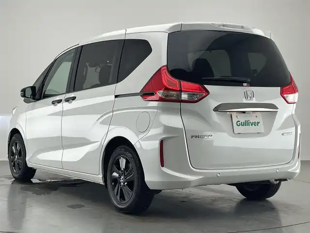 ホンダ フリード ハイブリット G ブラックスタイル 愛知県 2024(令6)年 1.2万km プラチナホワイトパール 純正９型ナビ　両側パワスラ　追従クルコン　禁煙　フルセグ　DVD　ホンダセンシング　ETC　バックカメラ　シートヒーター　衝突軽減　コーナーセンサー　LEDライト　純正マット　２列目ロールサンシェード