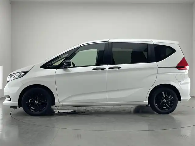 ホンダ フリード ハイブリット G ブラックスタイル 愛知県 2024(令6)年 1.2万km プラチナホワイトパール 純正９型ナビ　両側パワスラ　追従クルコン　禁煙　フルセグ　DVD　ホンダセンシング　ETC　バックカメラ　シートヒーター　衝突軽減　コーナーセンサー　LEDライト　純正マット　２列目ロールサンシェード
