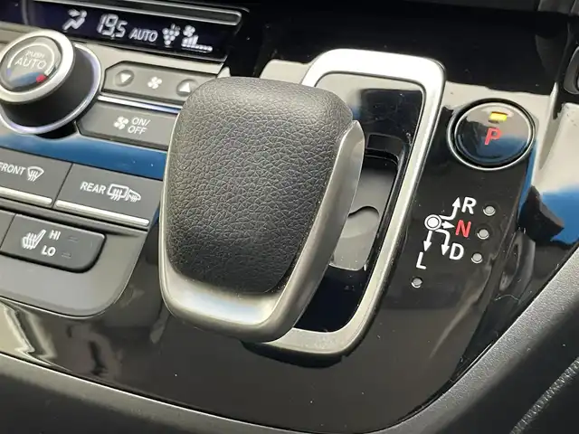 ホンダ フリード ハイブリット G ブラックスタイル 愛知県 2024(令6)年 1.2万km プラチナホワイトパール 純正９型ナビ　両側パワスラ　追従クルコン　禁煙　フルセグ　DVD　ホンダセンシング　ETC　バックカメラ　シートヒーター　衝突軽減　コーナーセンサー　LEDライト　純正マット　２列目ロールサンシェード