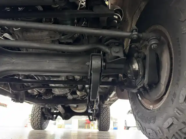 トヨタ ランドクルーザー 三重県 2015(平27)年 2.7万km ベージュ プレミアムガソリン/パートタイム4WD/F5/純正 7インチナビ NSZT-W64/（FM/AM/CD/DVD/SD/SDREC/TV/Bluetooth）/バックカメラ/ETC/安全/・ABS/・運転席・助手席エアバッグ/装備/［オフロード走行支援装備］/・デュアルモードオートマチックロッキングハブ/［その他装備］/・マニュアルエアコン/・サイドステップ/・パワーアンテナ/・クラッチスタートシステム/・純正16inAW/・ワイヤレスドアロックリモコン/・30周年記念エンブレム/・オーバーフェンダー/・メッキバンパー（前後）/・保/取/ナビ取/など