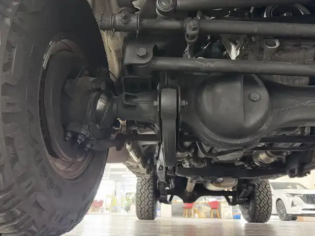 トヨタ ランドクルーザー 三重県 2015(平27)年 2.7万km ベージュ プレミアムガソリン/パートタイム4WD/F5/純正 7インチナビ NSZT-W64/（FM/AM/CD/DVD/SD/SDREC/TV/Bluetooth）/バックカメラ/ETC/安全/・ABS/・運転席・助手席エアバッグ/装備/［オフロード走行支援装備］/・デュアルモードオートマチックロッキングハブ/［その他装備］/・マニュアルエアコン/・サイドステップ/・パワーアンテナ/・クラッチスタートシステム/・純正16inAW/・ワイヤレスドアロックリモコン/・30周年記念エンブレム/・オーバーフェンダー/・メッキバンパー（前後）/・保/取/ナビ取/など