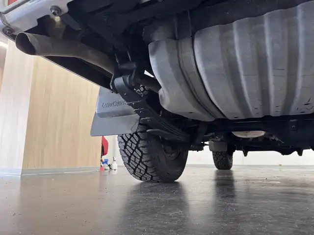 トヨタ ランドクルーザー 三重県 2015(平27)年 2.7万km ベージュ プレミアムガソリン/パートタイム4WD/F5/純正 7インチナビ NSZT-W64/（FM/AM/CD/DVD/SD/SDREC/TV/Bluetooth）/バックカメラ/ETC/安全/・ABS/・運転席・助手席エアバッグ/装備/［オフロード走行支援装備］/・デュアルモードオートマチックロッキングハブ/［その他装備］/・マニュアルエアコン/・サイドステップ/・パワーアンテナ/・クラッチスタートシステム/・純正16inAW/・ワイヤレスドアロックリモコン/・30周年記念エンブレム/・オーバーフェンダー/・メッキバンパー（前後）/・保/取/ナビ取/など