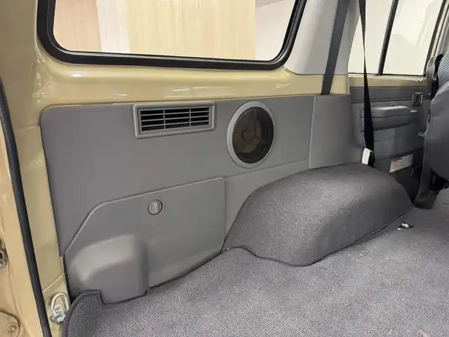 トヨタ ランドクルーザー 三重県 2015(平27)年 2.7万km ベージュ プレミアムガソリン/パートタイム4WD/F5/純正 7インチナビ NSZT-W64/（FM/AM/CD/DVD/SD/SDREC/TV/Bluetooth）/バックカメラ/ETC/安全/・ABS/・運転席・助手席エアバッグ/装備/［オフロード走行支援装備］/・デュアルモードオートマチックロッキングハブ/［その他装備］/・マニュアルエアコン/・サイドステップ/・パワーアンテナ/・クラッチスタートシステム/・純正16inAW/・ワイヤレスドアロックリモコン/・30周年記念エンブレム/・オーバーフェンダー/・メッキバンパー（前後）/・保/取/ナビ取/など