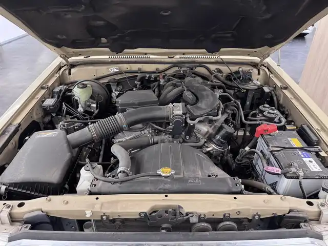 トヨタ ランドクルーザー 三重県 2015(平27)年 2.7万km ベージュ プレミアムガソリン/パートタイム4WD/F5/純正 7インチナビ NSZT-W64/（FM/AM/CD/DVD/SD/SDREC/TV/Bluetooth）/バックカメラ/ETC/安全/・ABS/・運転席・助手席エアバッグ/装備/［オフロード走行支援装備］/・デュアルモードオートマチックロッキングハブ/［その他装備］/・マニュアルエアコン/・サイドステップ/・パワーアンテナ/・クラッチスタートシステム/・純正16inAW/・ワイヤレスドアロックリモコン/・30周年記念エンブレム/・オーバーフェンダー/・メッキバンパー（前後）/・保/取/ナビ取/など