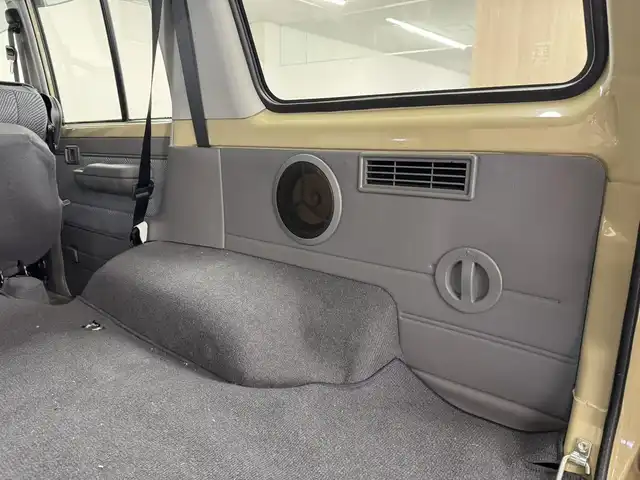 トヨタ ランドクルーザー 三重県 2015(平27)年 2.7万km ベージュ プレミアムガソリン/パートタイム4WD/F5/純正 7インチナビ NSZT-W64/（FM/AM/CD/DVD/SD/SDREC/TV/Bluetooth）/バックカメラ/ETC/安全/・ABS/・運転席・助手席エアバッグ/装備/［オフロード走行支援装備］/・デュアルモードオートマチックロッキングハブ/［その他装備］/・マニュアルエアコン/・サイドステップ/・パワーアンテナ/・クラッチスタートシステム/・純正16inAW/・ワイヤレスドアロックリモコン/・30周年記念エンブレム/・オーバーフェンダー/・メッキバンパー（前後）/・保/取/ナビ取/など