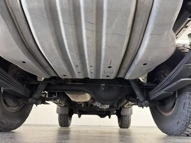 トヨタ ランドクルーザー 三重県 2015(平27)年 2.7万km ベージュ プレミアムガソリン/パートタイム4WD/F5/純正 7インチナビ NSZT-W64/（FM/AM/CD/DVD/SD/SDREC/TV/Bluetooth）/バックカメラ/ETC/安全/・ABS/・運転席・助手席エアバッグ/装備/［オフロード走行支援装備］/・デュアルモードオートマチックロッキングハブ/［その他装備］/・マニュアルエアコン/・サイドステップ/・パワーアンテナ/・クラッチスタートシステム/・純正16inAW/・ワイヤレスドアロックリモコン/・30周年記念エンブレム/・オーバーフェンダー/・メッキバンパー（前後）/・保/取/ナビ取/など