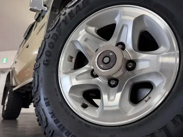トヨタ ランドクルーザー 三重県 2015(平27)年 2.7万km ベージュ プレミアムガソリン/パートタイム4WD/F5/純正 7インチナビ NSZT-W64/（FM/AM/CD/DVD/SD/SDREC/TV/Bluetooth）/バックカメラ/ETC/安全/・ABS/・運転席・助手席エアバッグ/装備/［オフロード走行支援装備］/・デュアルモードオートマチックロッキングハブ/［その他装備］/・マニュアルエアコン/・サイドステップ/・パワーアンテナ/・クラッチスタートシステム/・純正16inAW/・ワイヤレスドアロックリモコン/・30周年記念エンブレム/・オーバーフェンダー/・メッキバンパー（前後）/・保/取/ナビ取/など