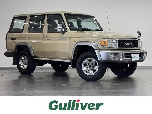 トヨタ ランドクルーザー 三重県 2015(平27)年 2.7万km ベージュ プレミアムガソリン/パートタイム4WD/F5/純正 7インチナビ NSZT-W64/（FM/AM/CD/DVD/SD/SDREC/TV/Bluetooth）/バックカメラ/ETC/安全/・ABS/・運転席・助手席エアバッグ/装備/［オフロード走行支援装備］/・デュアルモードオートマチックロッキングハブ/［その他装備］/・マニュアルエアコン/・サイドステップ/・パワーアンテナ/・クラッチスタートシステム/・純正16inAW/・ワイヤレスドアロックリモコン/・30周年記念エンブレム/・オーバーフェンダー/・メッキバンパー（前後）/・保/取/ナビ取/など