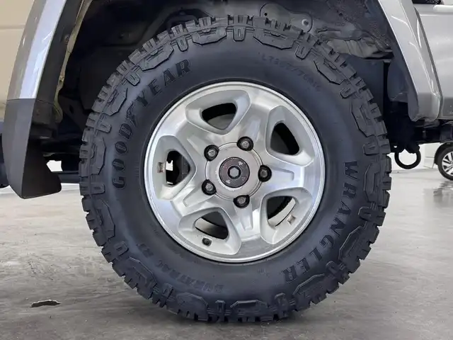 トヨタ ランドクルーザー 三重県 2015(平27)年 2.7万km ベージュ プレミアムガソリン/パートタイム4WD/F5/純正 7インチナビ NSZT-W64/（FM/AM/CD/DVD/SD/SDREC/TV/Bluetooth）/バックカメラ/ETC/安全/・ABS/・運転席・助手席エアバッグ/装備/［オフロード走行支援装備］/・デュアルモードオートマチックロッキングハブ/［その他装備］/・マニュアルエアコン/・サイドステップ/・パワーアンテナ/・クラッチスタートシステム/・純正16inAW/・ワイヤレスドアロックリモコン/・30周年記念エンブレム/・オーバーフェンダー/・メッキバンパー（前後）/・保/取/ナビ取/など