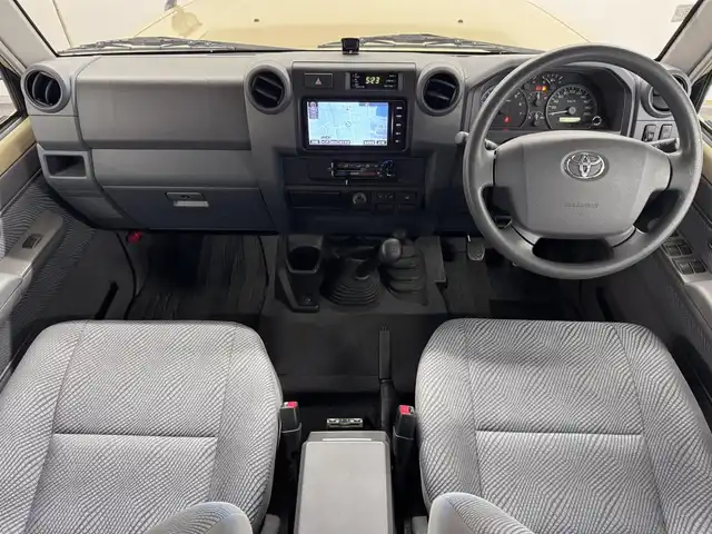トヨタ ランドクルーザー 三重県 2015(平27)年 2.7万km ベージュ プレミアムガソリン/パートタイム4WD/F5/純正 7インチナビ NSZT-W64/（FM/AM/CD/DVD/SD/SDREC/TV/Bluetooth）/バックカメラ/ETC/安全/・ABS/・運転席・助手席エアバッグ/装備/［オフロード走行支援装備］/・デュアルモードオートマチックロッキングハブ/［その他装備］/・マニュアルエアコン/・サイドステップ/・パワーアンテナ/・クラッチスタートシステム/・純正16inAW/・ワイヤレスドアロックリモコン/・30周年記念エンブレム/・オーバーフェンダー/・メッキバンパー（前後）/・保/取/ナビ取/など