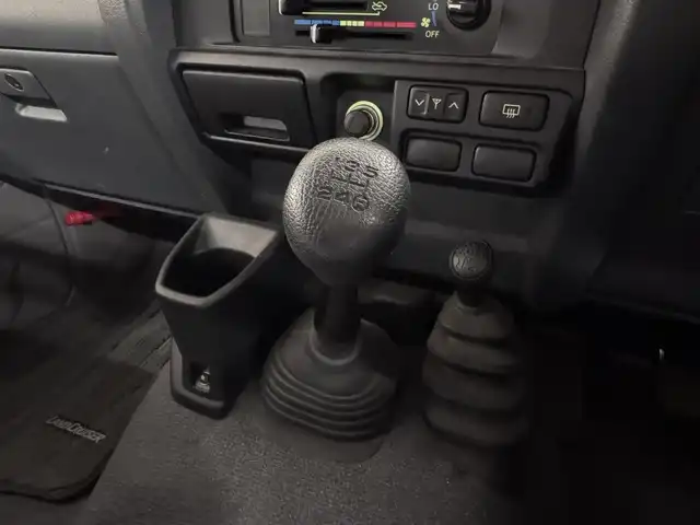 トヨタ ランドクルーザー 三重県 2015(平27)年 2.7万km ベージュ プレミアムガソリン/パートタイム4WD/F5/純正 7インチナビ NSZT-W64/（FM/AM/CD/DVD/SD/SDREC/TV/Bluetooth）/バックカメラ/ETC/安全/・ABS/・運転席・助手席エアバッグ/装備/［オフロード走行支援装備］/・デュアルモードオートマチックロッキングハブ/［その他装備］/・マニュアルエアコン/・サイドステップ/・パワーアンテナ/・クラッチスタートシステム/・純正16inAW/・ワイヤレスドアロックリモコン/・30周年記念エンブレム/・オーバーフェンダー/・メッキバンパー（前後）/・保/取/ナビ取/など