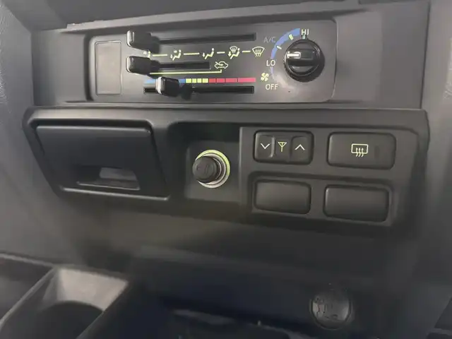 トヨタ ランドクルーザー 三重県 2015(平27)年 2.7万km ベージュ プレミアムガソリン/パートタイム4WD/F5/純正 7インチナビ NSZT-W64/（FM/AM/CD/DVD/SD/SDREC/TV/Bluetooth）/バックカメラ/ETC/安全/・ABS/・運転席・助手席エアバッグ/装備/［オフロード走行支援装備］/・デュアルモードオートマチックロッキングハブ/［その他装備］/・マニュアルエアコン/・サイドステップ/・パワーアンテナ/・クラッチスタートシステム/・純正16inAW/・ワイヤレスドアロックリモコン/・30周年記念エンブレム/・オーバーフェンダー/・メッキバンパー（前後）/・保/取/ナビ取/など