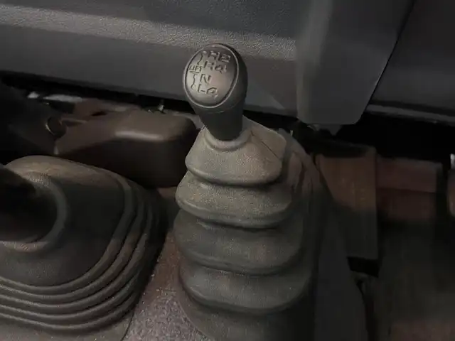 トヨタ ランドクルーザー 三重県 2015(平27)年 2.7万km ベージュ プレミアムガソリン/パートタイム4WD/F5/純正 7インチナビ NSZT-W64/（FM/AM/CD/DVD/SD/SDREC/TV/Bluetooth）/バックカメラ/ETC/安全/・ABS/・運転席・助手席エアバッグ/装備/［オフロード走行支援装備］/・デュアルモードオートマチックロッキングハブ/［その他装備］/・マニュアルエアコン/・サイドステップ/・パワーアンテナ/・クラッチスタートシステム/・純正16inAW/・ワイヤレスドアロックリモコン/・30周年記念エンブレム/・オーバーフェンダー/・メッキバンパー（前後）/・保/取/ナビ取/など