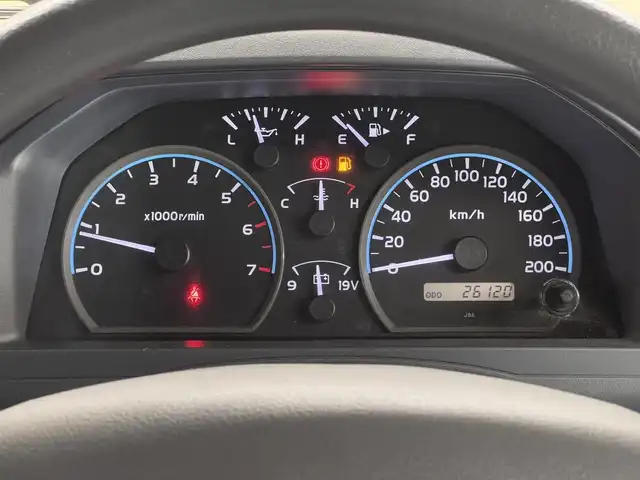 トヨタ ランドクルーザー 三重県 2015(平27)年 2.7万km ベージュ プレミアムガソリン/パートタイム4WD/F5/純正 7インチナビ NSZT-W64/（FM/AM/CD/DVD/SD/SDREC/TV/Bluetooth）/バックカメラ/ETC/安全/・ABS/・運転席・助手席エアバッグ/装備/［オフロード走行支援装備］/・デュアルモードオートマチックロッキングハブ/［その他装備］/・マニュアルエアコン/・サイドステップ/・パワーアンテナ/・クラッチスタートシステム/・純正16inAW/・ワイヤレスドアロックリモコン/・30周年記念エンブレム/・オーバーフェンダー/・メッキバンパー（前後）/・保/取/ナビ取/など