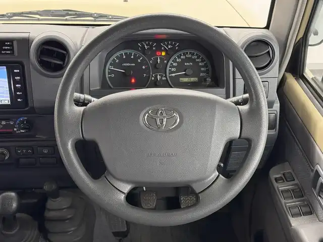 トヨタ ランドクルーザー 三重県 2015(平27)年 2.7万km ベージュ プレミアムガソリン/パートタイム4WD/F5/純正 7インチナビ NSZT-W64/（FM/AM/CD/DVD/SD/SDREC/TV/Bluetooth）/バックカメラ/ETC/安全/・ABS/・運転席・助手席エアバッグ/装備/［オフロード走行支援装備］/・デュアルモードオートマチックロッキングハブ/［その他装備］/・マニュアルエアコン/・サイドステップ/・パワーアンテナ/・クラッチスタートシステム/・純正16inAW/・ワイヤレスドアロックリモコン/・30周年記念エンブレム/・オーバーフェンダー/・メッキバンパー（前後）/・保/取/ナビ取/など