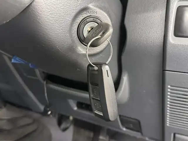 トヨタ ランドクルーザー 三重県 2015(平27)年 2.7万km ベージュ プレミアムガソリン/パートタイム4WD/F5/純正 7インチナビ NSZT-W64/（FM/AM/CD/DVD/SD/SDREC/TV/Bluetooth）/バックカメラ/ETC/安全/・ABS/・運転席・助手席エアバッグ/装備/［オフロード走行支援装備］/・デュアルモードオートマチックロッキングハブ/［その他装備］/・マニュアルエアコン/・サイドステップ/・パワーアンテナ/・クラッチスタートシステム/・純正16inAW/・ワイヤレスドアロックリモコン/・30周年記念エンブレム/・オーバーフェンダー/・メッキバンパー（前後）/・保/取/ナビ取/など