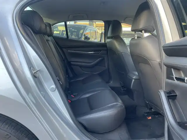 マツダ マツダ３セダン XD Lパッケージ 愛知県 2019(令1)年 14.1万km ソニックシルバーM (株)IDOMが運営する【じしゃロン名古屋鳴海店】の自社ローン専用車両になります。こちらは現金またはオートローンご利用の価格の価格です。自社ローンご希望の方は別途その旨お申し付けください。/ETC/プッシュスタート/ウィンカーミラー/バックカメラ