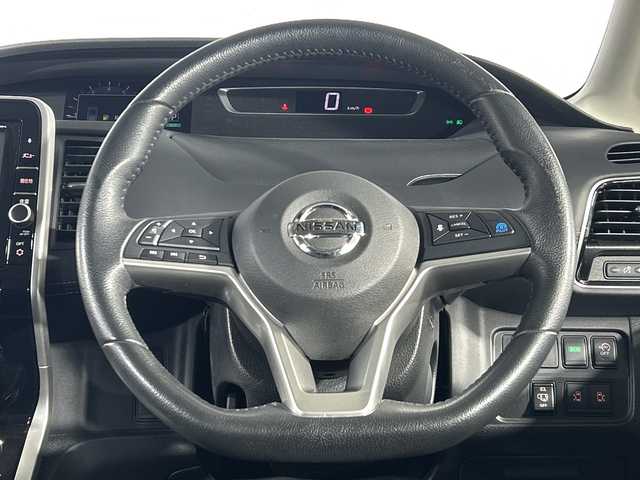 日産 セレナ ハイウェイスター プロパイロットED 神奈川県 2017(平29)年 5.7万km ブリリアントホワイトパール プロパイロット/純正8型SDナビゲーション【MM516D-L】/・BT/フルセグTV/CD/DVD/SD/BD/AUX/バックカメラ/純正フリップダウンモニター/両側電動スライドドア/電動サイドブレーキ/オートブレーキホールド/ETC/ドライブレコーダー/アイドリングストップ機能/ECOモード/革巻きステアリング/ステアリングスイッチ/Autoライト/電動格納ミラー/ウィンカーミラー/シートリフター/LEDヘッドライト/フォグランプ/純正フロアマット/純正16インチアルミホイール/純正ドアバイザー