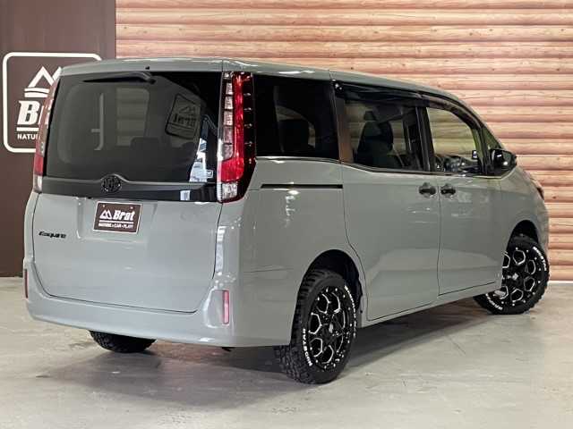 トヨタ エスクァイア Xi 岩手県 2016(平28)年 3.4万km ライトブルー AIS検査済み/【2410008127】/MTモード付/フロントフォグランプ/ＬＥＤヘッドライト/オートライト/両側パワスラ/AAC/純正フロアマット/3列シート/スマートキー/ドラレコ/後席モニター/Bluetooth接続/ETC(通常）/Wエアコン/障害物センサー/盗難防止装置/オートマチックハイビーム/バックカメラ/レーンキープアシスト/アイドリングストップ/17AW エクストリームJ XJ06(社外）/マッドスター　ワンパク　M/T（社外）/エスペリア　リフトアップキット（社外）/フロントカメラ（社外）/モニター（社外）/社外パーツ取付有