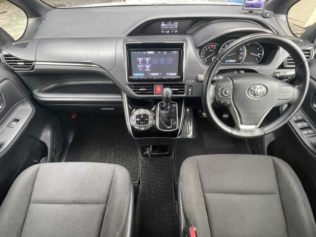 トヨタ エスクァイア Xi 岩手県 2016(平28)年 3.4万km ライトブルー AIS検査済み/【2410008127】/MTモード付/フロントフォグランプ/ＬＥＤヘッドライト/オートライト/両側パワスラ/AAC/純正フロアマット/3列シート/スマートキー/ドラレコ/後席モニター/Bluetooth接続/ETC(通常）/Wエアコン/障害物センサー/盗難防止装置/オートマチックハイビーム/バックカメラ/レーンキープアシスト/アイドリングストップ/17AW エクストリームJ XJ06(社外）/マッドスター　ワンパク　M/T（社外）/エスペリア　リフトアップキット（社外）/フロントカメラ（社外）/モニター（社外）/社外パーツ取付有