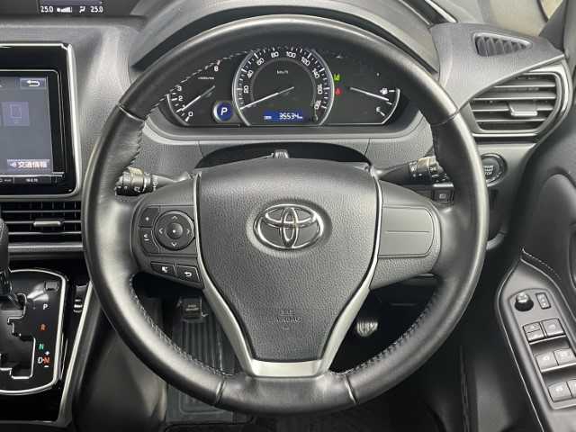 トヨタ エスクァイア Xi 岩手県 2016(平28)年 3.4万km ライトブルー AIS検査済み/【2410008127】/MTモード付/フロントフォグランプ/ＬＥＤヘッドライト/オートライト/両側パワスラ/AAC/純正フロアマット/3列シート/スマートキー/ドラレコ/後席モニター/Bluetooth接続/ETC(通常）/Wエアコン/障害物センサー/盗難防止装置/オートマチックハイビーム/バックカメラ/レーンキープアシスト/アイドリングストップ/17AW エクストリームJ XJ06(社外）/マッドスター　ワンパク　M/T（社外）/エスペリア　リフトアップキット（社外）/フロントカメラ（社外）/モニター（社外）/社外パーツ取付有