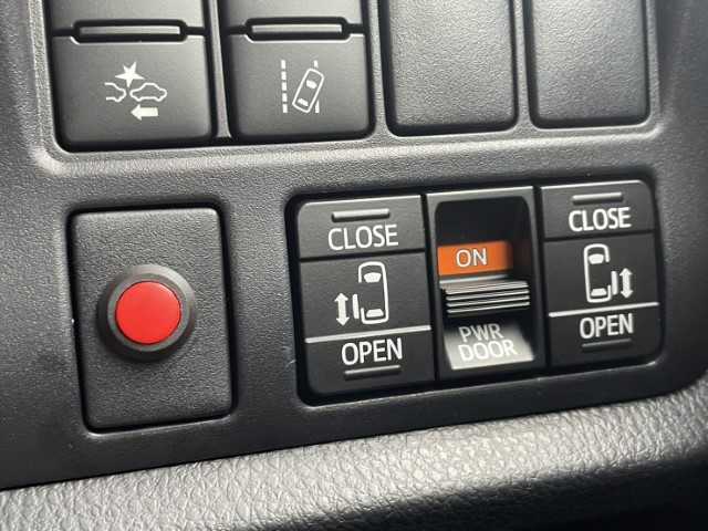 トヨタ エスクァイア Xi 岩手県 2016(平28)年 3.4万km ライトブルー AIS検査済み/【2410008127】/MTモード付/フロントフォグランプ/ＬＥＤヘッドライト/オートライト/両側パワスラ/AAC/純正フロアマット/3列シート/スマートキー/ドラレコ/後席モニター/Bluetooth接続/ETC(通常）/Wエアコン/障害物センサー/盗難防止装置/オートマチックハイビーム/バックカメラ/レーンキープアシスト/アイドリングストップ/17AW エクストリームJ XJ06(社外）/マッドスター　ワンパク　M/T（社外）/エスペリア　リフトアップキット（社外）/フロントカメラ（社外）/モニター（社外）/社外パーツ取付有