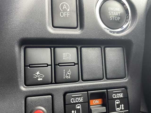 トヨタ エスクァイア Xi 岩手県 2016(平28)年 3.4万km ライトブルー AIS検査済み/【2410008127】/MTモード付/フロントフォグランプ/ＬＥＤヘッドライト/オートライト/両側パワスラ/AAC/純正フロアマット/3列シート/スマートキー/ドラレコ/後席モニター/Bluetooth接続/ETC(通常）/Wエアコン/障害物センサー/盗難防止装置/オートマチックハイビーム/バックカメラ/レーンキープアシスト/アイドリングストップ/17AW エクストリームJ XJ06(社外）/マッドスター　ワンパク　M/T（社外）/エスペリア　リフトアップキット（社外）/フロントカメラ（社外）/モニター（社外）/社外パーツ取付有