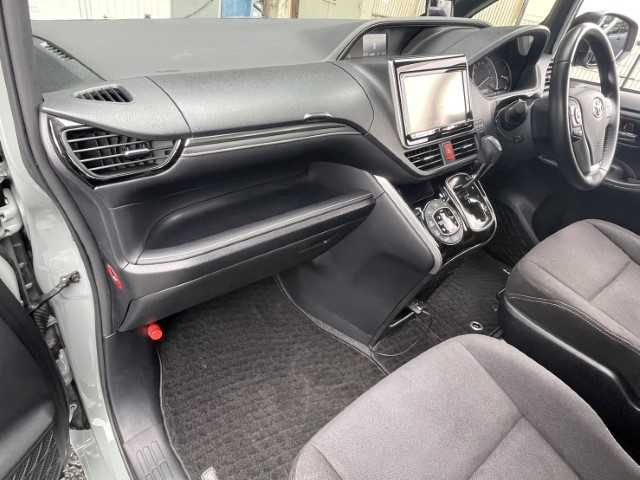 トヨタ エスクァイア Xi 岩手県 2016(平28)年 3.4万km ライトブルー AIS検査済み/【2410008127】/MTモード付/フロントフォグランプ/ＬＥＤヘッドライト/オートライト/両側パワスラ/AAC/純正フロアマット/3列シート/スマートキー/ドラレコ/後席モニター/Bluetooth接続/ETC(通常）/Wエアコン/障害物センサー/盗難防止装置/オートマチックハイビーム/バックカメラ/レーンキープアシスト/アイドリングストップ/17AW エクストリームJ XJ06(社外）/マッドスター　ワンパク　M/T（社外）/エスペリア　リフトアップキット（社外）/フロントカメラ（社外）/モニター（社外）/社外パーツ取付有