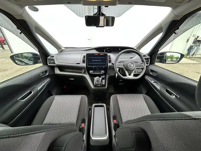 日産 セレナ e－パワー ハイウェイスター V 愛媛県 2022(令4)年 1.9万km ダイヤモンドブラック フォグランプ/ステアリングヒーター/クルコン追従/コーナーセンサー前後/ドラレコ前後/両側パワスラ/LEDライト/オートライト/シートヒーター/全方位モニター/フリップダウンモニター/ETC/フルセグTV/後席用モニター/純正15インチAW/パーキングアシスト/Bluetooth/レーンキープアシスト/ABS/横滑り防止装置/衝突被害軽減システム