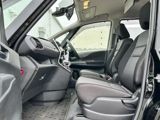 日産 セレナ e－パワー ハイウェイスター V 愛媛県 2022(令4)年 1.9万km ダイヤモンドブラック フォグランプ/ステアリングヒーター/クルコン追従/コーナーセンサー前後/ドラレコ前後/両側パワスラ/LEDライト/オートライト/シートヒーター/全方位モニター/フリップダウンモニター/ETC/フルセグTV/後席用モニター/純正15インチAW/パーキングアシスト/Bluetooth/レーンキープアシスト/ABS/横滑り防止装置/衝突被害軽減システム