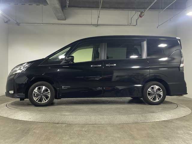 日産 セレナ e－パワー ハイウェイスター V 神奈川県 2022(令4)年 1.9万km ダイヤモンドブラック フリップダウンモニター/アラウンドビューモニター/両側パワースライドドア/純正9型ナビゲーション/フルセグ　Bluetooth　CD　DVD　AM　FM/プロパイロット/レーンキープアシスト/横滑り防止装置/衝突被害軽減システム/パーキングアシスト/コーナーセンサー前後/アダプティブクルーズコントロール/ブラインドスポットモニター/純正前後ドライブレコーダー/ステアリングヒーター/シートヒーター/ETC/純正15インチAW/フォグランプ/LEDライト/オートライト