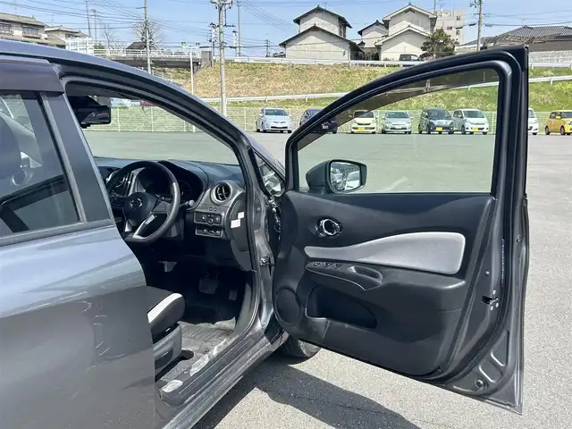 日産 ノート e－パワー X 岡山県 2018(平30)年 2.2万km グレー 純正SDナビ/(CD/DVD/BT/フルセグTV)/全方位カメラ/衝突被害軽減システム/デジタルインナーミラー/横滑り防止装置/ETC/ドライブレコーダー/LEDヘッドライト/オートライト/ウィンカーミラー/純正アルミホイール/レーンキープアシスト/コーナーセンサー/プッシュスタート/スマートキー/フロアマット/ドアバイザー/取扱説明書/保証書