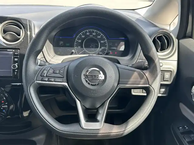 日産 ノート e－パワー X 岡山県 2018(平30)年 2.2万km グレー 純正SDナビ/(CD/DVD/BT/フルセグTV)/全方位カメラ/衝突被害軽減システム/デジタルインナーミラー/横滑り防止装置/ETC/ドライブレコーダー/LEDヘッドライト/オートライト/ウィンカーミラー/純正アルミホイール/レーンキープアシスト/コーナーセンサー/プッシュスタート/スマートキー/フロアマット/ドアバイザー/取扱説明書/保証書