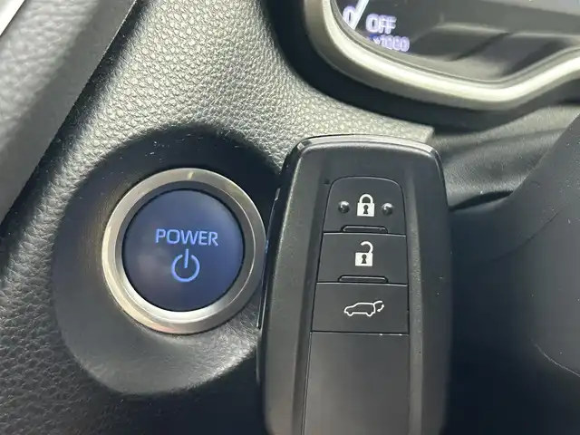トヨタ カローラ クロス ハイブリッド Z 茨城県 2022(令4)年 2.1万km アティチュードブラックマイカ 純正DA/バックカメラ/衝突被害軽減/レーンキープ/レーダークルーズコントロール/オートマチックハイビーム/クリアランスソナー/シートヒーター/パワーバックドア/純正18インチAW/LEDヘッドライト/スマートキー
