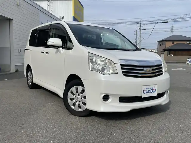 トヨタ ノア X Gエディション 佐賀県 2012(平24)年 9.6万km ホワイトパールクリスタルシャイン (株)IDOMが運営する【じしゃロン佐賀店】の自社ローン専用車両になります。こちらは現金またはオートローンご利用時の価格です。自社ローンご希望の方は別途その旨お申付け下さい/純正ＳＤナビ/フルセグテレビ/Ｂｌｕｅｔｏｏｔｈ/バックカメラ/ビルトインＥＴＣ/社外ドライブレコーダー/両側パワースライドドア/MTモード付きAT/前席シートヒーター/オートライト/HIDヘッドライト/純正フロアマット