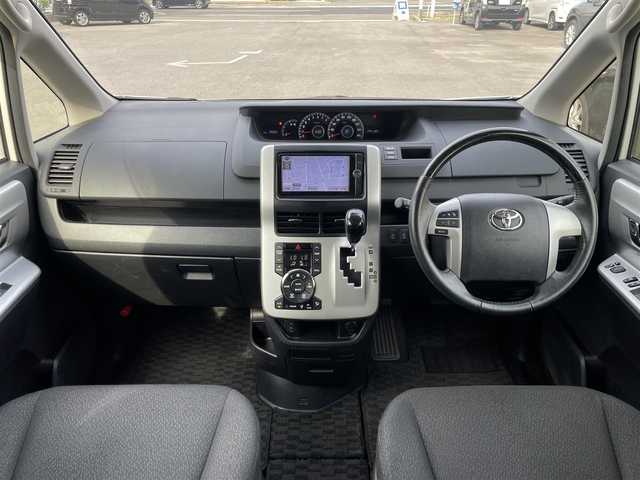 トヨタ ノア X Gエディション 奈良県 2012(平24)年 9.6万km ホワイトパールクリスタルシャイン ”(株)IDOMが運営する【じしゃロン堺店】の自社ローン専用車両になります。/こちらは現金またはオートローンご利用時の価格です。自社ローンご希望の方は別途その旨お申付け下さい”