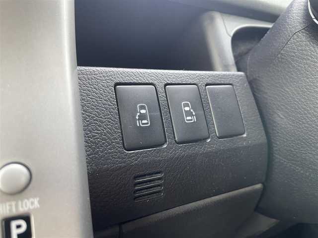 トヨタ ノア X Gエディション 奈良県 2012(平24)年 9.6万km ホワイトパールクリスタルシャイン ”(株)IDOMが運営する【じしゃロン堺店】の自社ローン専用車両になります。/こちらは現金またはオートローンご利用時の価格です。自社ローンご希望の方は別途その旨お申付け下さい”