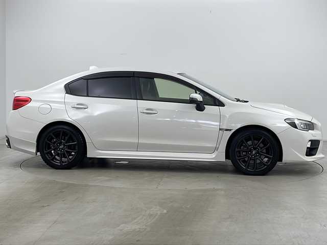 スバル ＷＲＸ Ｓ４ 2．0GT‐S アイサイト 道央・札幌 2015(平27)年 7.8万km クリスタルホワイトP ・アイサイトver3/ 衝突軽減ブレーキ/ 全車速追従クルーズコントロール/ アクティブレーンキープ/ 誤発進抑制(前後)/ 車線逸脱警報/ ふらつき警報/ 先行車発進お知らせ/・アドバンスドセーフティパッケージ/ ハイビームアシスト/ サイドビューモニター/ リヤビークルディテクション/・オートライト/・LEDヘッドライト/・フォグランプ/・リアフォグランプ/・革巻ステアリング/・パドルシフト/・自動防眩ミラー/・STiタワーバー/・純正フロアマット/・ドアバイザー/・18インチ純正アルミホイール/・取扱説明書