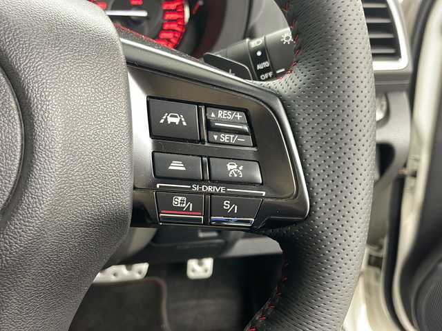 スバル ＷＲＸ Ｓ４ 2．0GT‐S アイサイト 道央・札幌 2015(平27)年 7.8万km クリスタルホワイトP ・アイサイトver3/ 衝突軽減ブレーキ/ 全車速追従クルーズコントロール/ アクティブレーンキープ/ 誤発進抑制(前後)/ 車線逸脱警報/ ふらつき警報/ 先行車発進お知らせ/・アドバンスドセーフティパッケージ/ ハイビームアシスト/ サイドビューモニター/ リヤビークルディテクション/・オートライト/・LEDヘッドライト/・フォグランプ/・リアフォグランプ/・革巻ステアリング/・パドルシフト/・自動防眩ミラー/・STiタワーバー/・純正フロアマット/・ドアバイザー/・18インチ純正アルミホイール/・取扱説明書