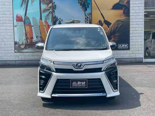 トヨタ ヴォクシー ZS 煌 宮崎県 2017(平29)年 5.4万km ホワイトパールクリスタルシャイン クルーズコントロール　/両側パワースライド　/ＥＴＣ　/ドラレコ　/ＬＥＤ　/純正フロアマット　/ＳＤナビ　/フルセグ　/Ｂｌｕｅｔｏｏｔｈ　/ＤＶＤ　/ＣＤ　/ＣａＴＴｏｚｚａｒｉａスピーカー