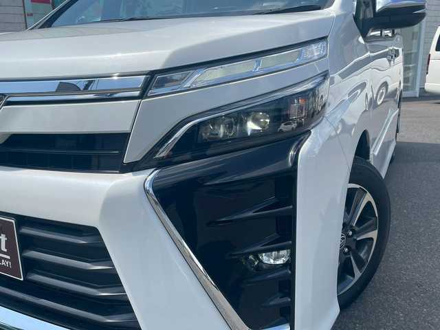 トヨタ ヴォクシー ZS 煌 宮崎県 2017(平29)年 5.4万km ホワイトパールクリスタルシャイン クルーズコントロール　/両側パワースライド　/ＥＴＣ　/ドラレコ　/ＬＥＤ　/純正フロアマット　/ＳＤナビ　/フルセグ　/Ｂｌｕｅｔｏｏｔｈ　/ＤＶＤ　/ＣＤ　/ＣａＴＴｏｚｚａｒｉａスピーカー