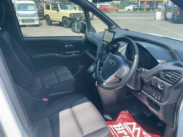 トヨタ ヴォクシー ZS 煌 宮崎県 2017(平29)年 5.4万km ホワイトパールクリスタルシャイン クルーズコントロール　/両側パワースライド　/ＥＴＣ　/ドラレコ　/ＬＥＤ　/純正フロアマット　/ＳＤナビ　/フルセグ　/Ｂｌｕｅｔｏｏｔｈ　/ＤＶＤ　/ＣＤ　/ＣａＴＴｏｚｚａｒｉａスピーカー