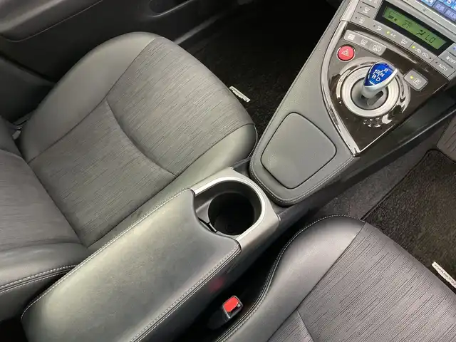 トヨタ プリウス ＰＨＶ G 新潟県 2013(平25)年 4.6万km ダークブルーマイカ 純正ナビ　/バックカメラ　/ハーフレザーシート　/追従クルーズコントロール/プラグインHV　/D席パワーシート　/前席シートヒーター　/衝突軽減　/ハロゲンオートライト　/地デジ　/ハンドルヒーター　/純正ETC　/純正１５インチアルミホイール/純正フロアマット/スマートキー/スペアキー