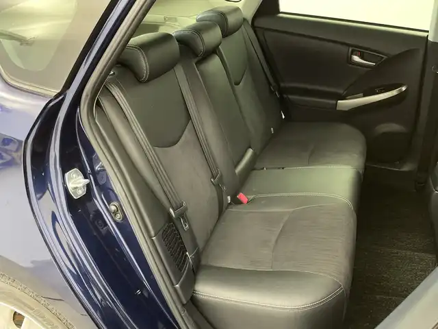 トヨタ プリウス ＰＨＶ G 新潟県 2013(平25)年 4.6万km ダークブルーマイカ 純正ナビ　/バックカメラ　/ハーフレザーシート　/追従クルーズコントロール/プラグインHV　/D席パワーシート　/前席シートヒーター　/衝突軽減　/ハロゲンオートライト　/地デジ　/ハンドルヒーター　/純正ETC　/純正１５インチアルミホイール/純正フロアマット/スマートキー/スペアキー