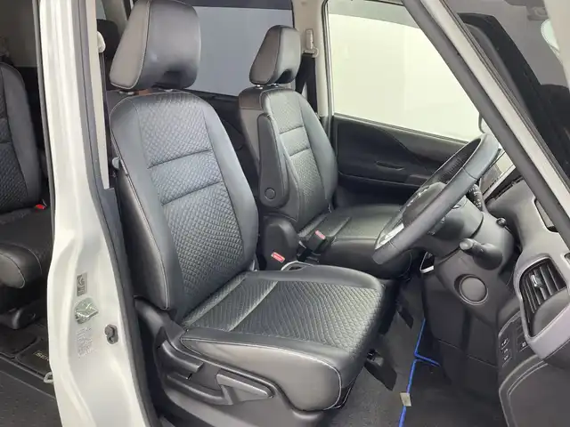 日産 セレナ e－パワー ハイウェイスター V 愛知県 2019(令1)年 6.9万km ブリリアントホワイトパール 2トーン 純正ナビ/・フルセグ/・Bluetooth/・CD/・DVD/・ブルーレイ/全周囲カメラ/フリップダウンモニター/両側パワースライドドア/クルコン/ETC/前後ドライブレコーダー/ABS/レーンキープアシスト/盗難防止装置/前後コーナーセンサー/衝突軽減ブレーキ/横滑り防止装置/オートライト/LEDヘッドライト/パワーステアリング/パワーウィンドウ/純正アルミホイール/純正フロアマット