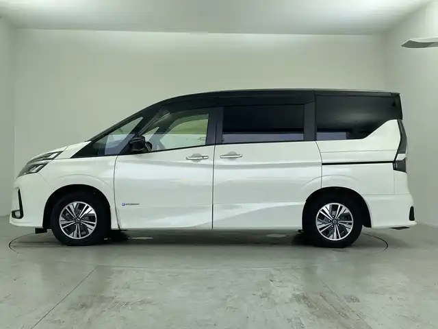 日産 セレナ e－パワー ハイウェイスター V 愛知県 2019(令1)年 6.9万km ブリリアントホワイトパール 2トーン 純正ナビ/・フルセグ/・Bluetooth/・CD/・DVD/・ブルーレイ/全周囲カメラ/フリップダウンモニター/両側パワースライドドア/クルコン/ETC/前後ドライブレコーダー/ABS/レーンキープアシスト/盗難防止装置/前後コーナーセンサー/衝突軽減ブレーキ/横滑り防止装置/オートライト/LEDヘッドライト/パワーステアリング/パワーウィンドウ/純正アルミホイール/純正フロアマット