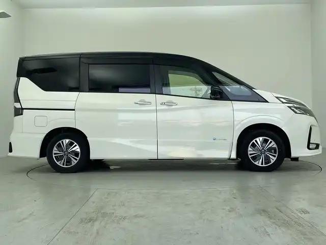 日産 セレナ e－パワー ハイウェイスター V 愛知県 2019(令1)年 6.9万km ブリリアントホワイトパール 2トーン 純正ナビ/・フルセグ/・Bluetooth/・CD/・DVD/・ブルーレイ/全周囲カメラ/フリップダウンモニター/両側パワースライドドア/クルコン/ETC/前後ドライブレコーダー/ABS/レーンキープアシスト/盗難防止装置/前後コーナーセンサー/衝突軽減ブレーキ/横滑り防止装置/オートライト/LEDヘッドライト/パワーステアリング/パワーウィンドウ/純正アルミホイール/純正フロアマット