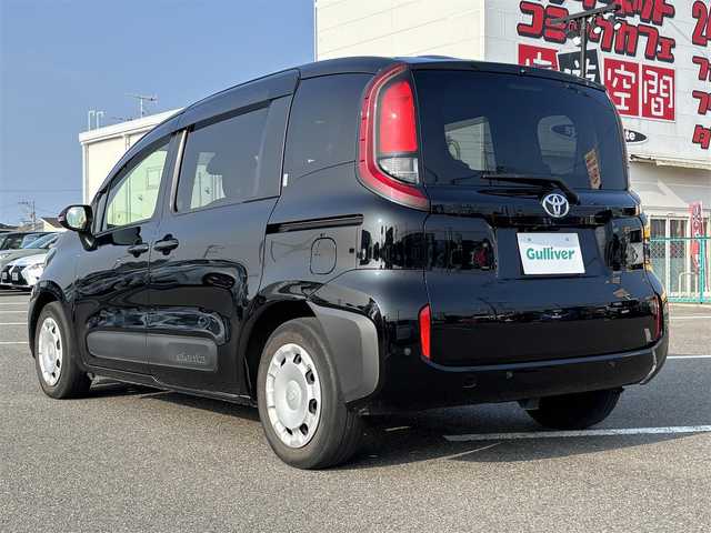 トヨタ シエンタ G 大分県 2022(令4)年 3.2万km ブラック ・純正ディスプレイ(CD.DVD.BT.USB)/・全方位カメラ/・フルセグテレビ/・フリップダウンモニター/・ETC/・両側パワースライドドア/・レーダークルーズコントロール/・トヨタセーフティセンス/・オートハイビーム/・ステアリングリモコン